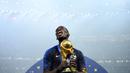 Pogba menjadi andalan Deschamps di Piala Dunia 2018. Pogba mencetak dua gol, salah satunya tercipta di laga final. Hanya saja, Pogba akan absen di Piala Dunia 2022. Pogba mengalami cedera lutut dan tidak punya cukup waktu untuk sembuh. Pogba menunjukkan penurunan performa sejak 2019/2020. Pogba direcoki banyak cedera dan jarang bermain secara reguler pada level klub. (AFP/Franck Fife)