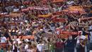 Fans AS Roma membentangkan slayer saat laga timnya melawan FC Porto pada leg 2 babak play off Liga Champions  di Olympic Stadium, Rome (24/8/2016) dini hari WIB. (AFP/Filippo Monteforte)