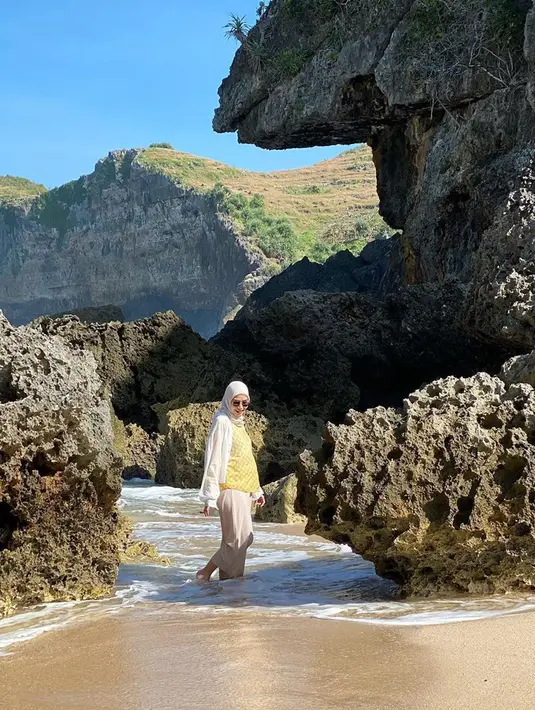 “Saya dan Mas Hanung takut memilih tanggal bersalin. Ada beberapa kendala medis yang tidak bisa saya sebutkan di sini. Kemarin konsultasi dengan doker di rumah sakit, dokter bertanya, mau (bersalin) tanggal berapa?” lanjut Zaskia. (Instagram/zaskiadyamecca)