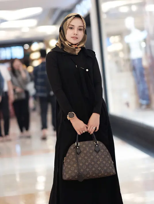 Tak hanya cantik ketika mengenakan busana kasual, Citra Monica juga tak kalah memukau dalam balutan hijab dan gamis. Beberapa foto dirinya mengenakan hijab sukses membuat banyak orang terpesona. Salah satunya OOTD-nya yang satu ini ketika jalan-jalan di mall. (Liputan6.com/Instagram/@citra_monica)