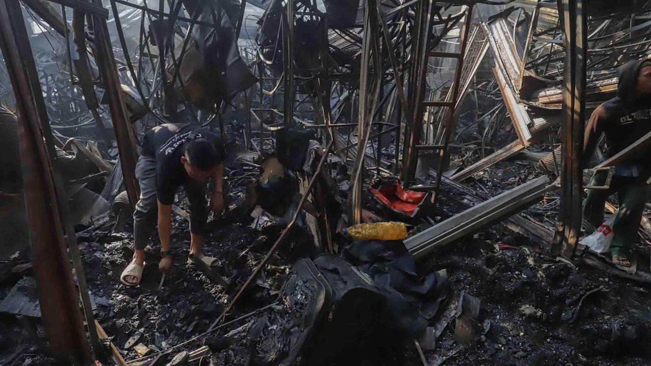 FOTO: Pedagang Taman Puring Mencari Sisa Dagangan Usai Kebakaran Besar