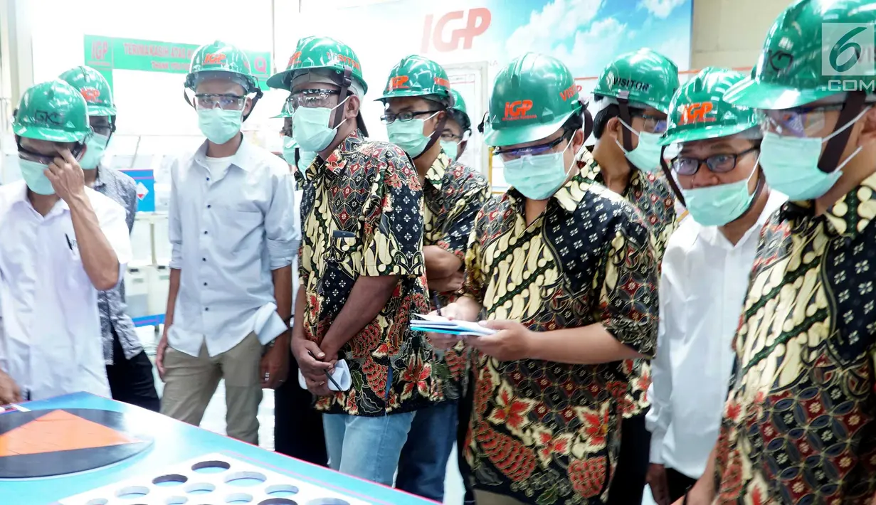 Sebanyak 47 UMKM Mitra Binaan Astra YDBA melakukan kunjungan ke PT. Inti Ganda Perdana di Kelapa Gading, Jakarta, Rabu (30/7/2019). Kunjungan tersebut dalam rangka membantu meningkatkan kualitas perusahaan dengan pembenahan dalam hal Quality, Cost, Delivery dan Development. (Liputan6.com/HO/Eko)
 