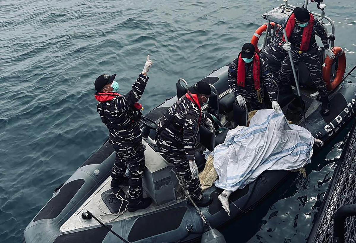 FOTO: KRI Selar-879 Evakuasi Jenazah di Teluk Balikpapan Saat Patroli Rutin