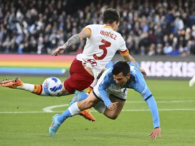 Penyerang Napoli Hirving Lozano berebut bola dengan bek AS Roma Roger Ibanez dalam giornata ke-33 Liga Italia di Stadio Diego Armando Maradona, Selasa (19/4/2022) dini hari WIB. Laga Napoli kontra AS Roma berakhir imbang 1-1. (Alfredo Falcone/LaPresse via AP)