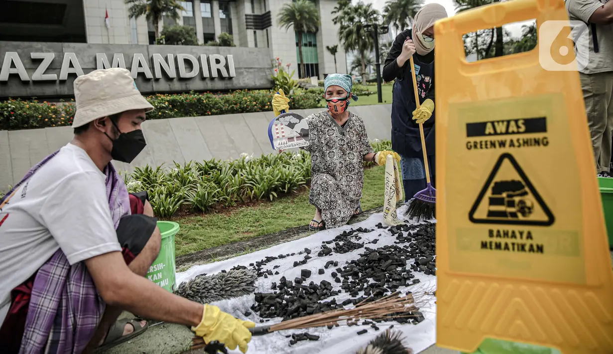 Aktivis melakukan aksi Jeda untuk Iklim di depan Plaza Mandiri, Jakarta, Selasa (25/1/2022). Aktivis menuntut komitmen bank nasional di Indonesia yang masih membiayai industri batu bara dan pertambangan yang merupakan penyumbang emisi terbesar kedua di Indonesia. (Liputan6.com/Faizal Fanani)