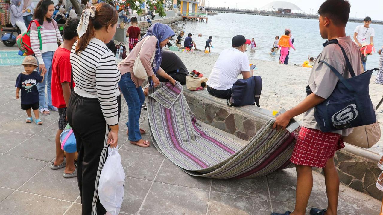 Ratusan ribu pengunjung padati Pantai Lagoon Ancol saat libur Waisak