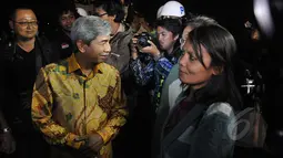 Wakil Menlu, AM Fachir (kiri) berbincang dengan sejumlah WNI yang selamat dari gempa Nepal usai acara penyambutan di Lanud Halim Perdanakusuma, Jakarta, Rabu (6/5). 26 WNI beserta relawan dan tim evakuasi tiba di Tanah Air. (Liputan6.com/Johan Tallo)