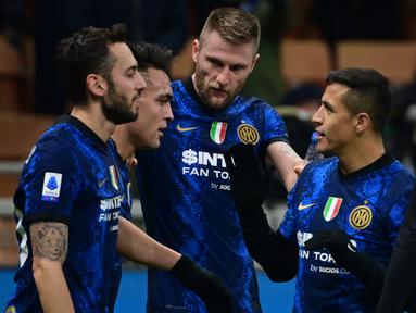 Inter Milan berhasil memutus dominasi Juventus sebagai penguasa Liga Italia pada musim 2020/2021 dengan merebut Scudetto. Pada musim tersebut, Inter diperkuat oleh Alexis Sanchez yang didatangkan secara gratis dari Manchester United yang mempunyai andil besar dalam raihan Scudetto tersebut. Dalam 3 musim terakhir, tercatat ada 5 pemain gratisan yang didatangkan Inter Milan, termasuk dua pemain yang didatangkan menjelang bergulirnya musim 2022/2023. Berikut daftar lengkapnya. (AFP/Miguel Medina)