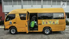 Pasien COVID-19 dibawa ke rumah sakit rujukan menggunakan bus sekolah di Kantor Unit Pelayanan Angkutan Sekolah Dinas Perhubungan DKI Jakarta, Selasa (6/7/2021). Kantor UPAS disulap jadi kamar karantina bagi pasien COVID-19 untuk menambah ketersediaan tempat isolasi. (merdeka.com/Iqbal S. Nugroho)