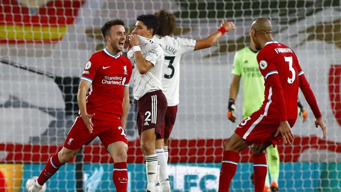 Kegembiraan pemain Liverpool, Diogo Jota (kiri), setelah mencetak gol ke gawang Arsenal pada laga Liga Inggris di Stadion Anfield, Selasa (29/9/2020). (AP/Jason Cairnduff)