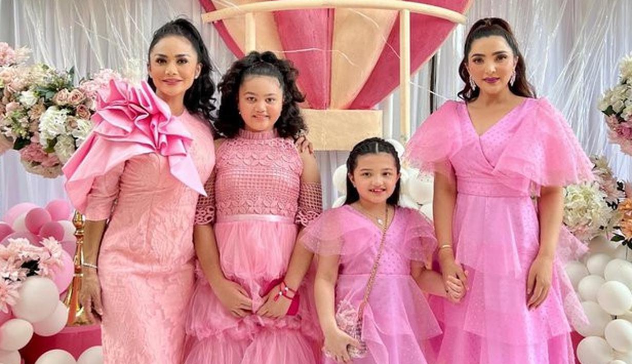 6 Potret Krisdayanti Ashanty Kompak di Baby Shower Aurel, Gaya Baju dan