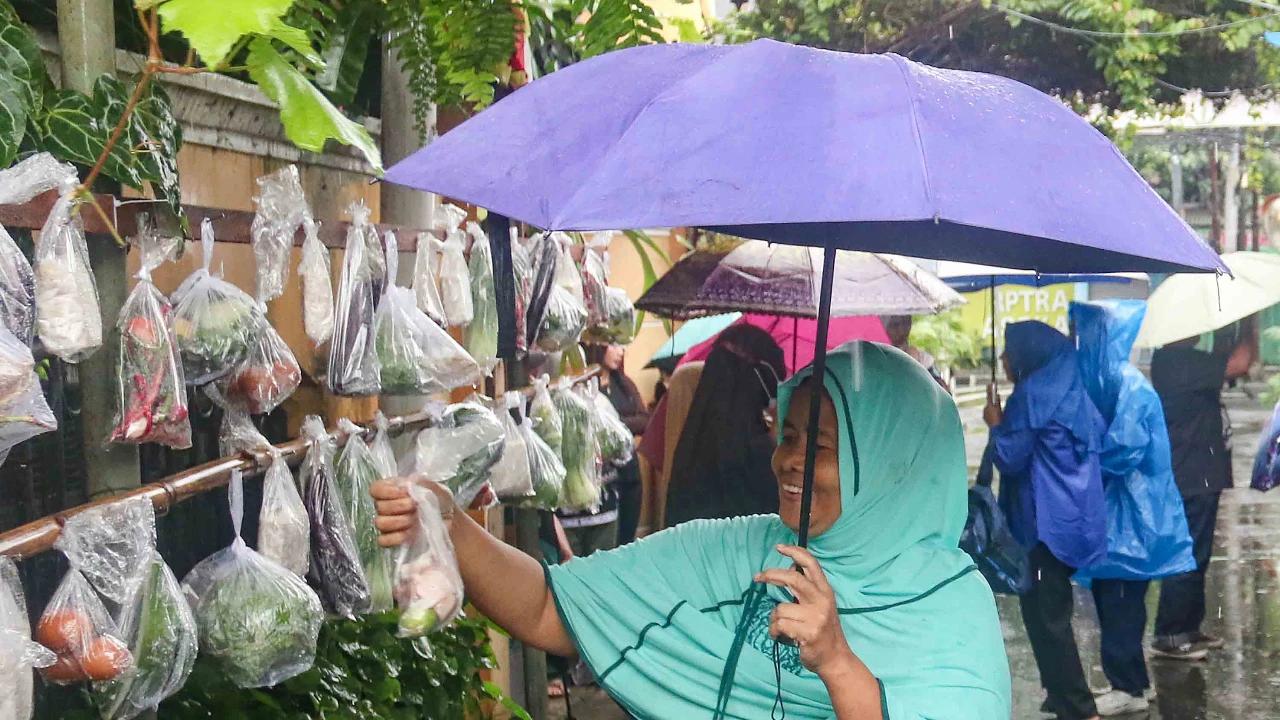 FOTO: Warga Jati Padang Berbagi Bahan Makanan dan Pakaian Layak Pakai di Bulan Ramadan