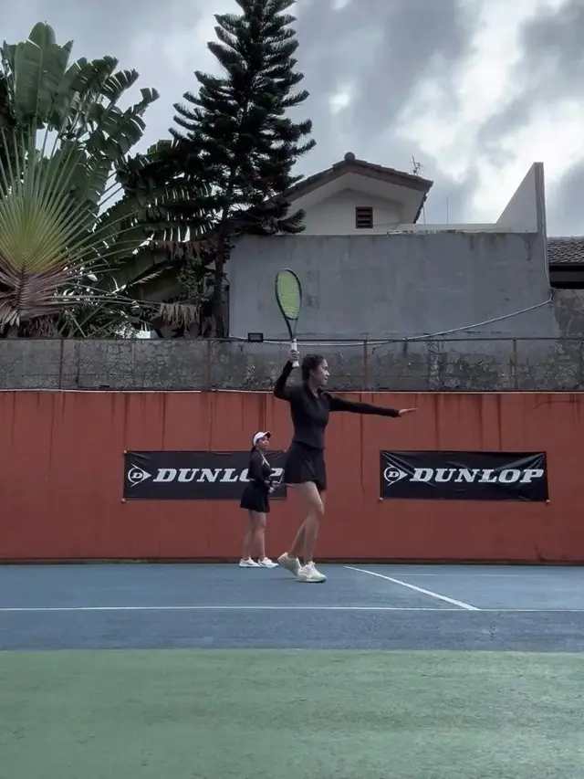 6 Gaya Sporty Stylish Azizah Salsha yang Punya Hobi Main Tenis