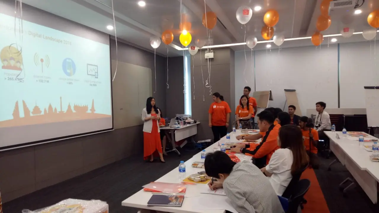 Para penjual Shopee asal Indonesia berkunjung ke kantor Shopee di Thailand, Jumat (24/11). Liputan6.com/Nurmayanti