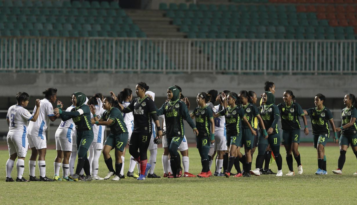 Pemain Tira Persikabo Putr menyalami pemain PSIS Semarang usai pertandingan Liga 1 Purtri 2019 di Stadion Pakansari, Bogor, Kamis (7/11). Tira Persikabo Putri menang 2-0 atas PSIS Semarang. (Bola.com/Yoppy Renato)