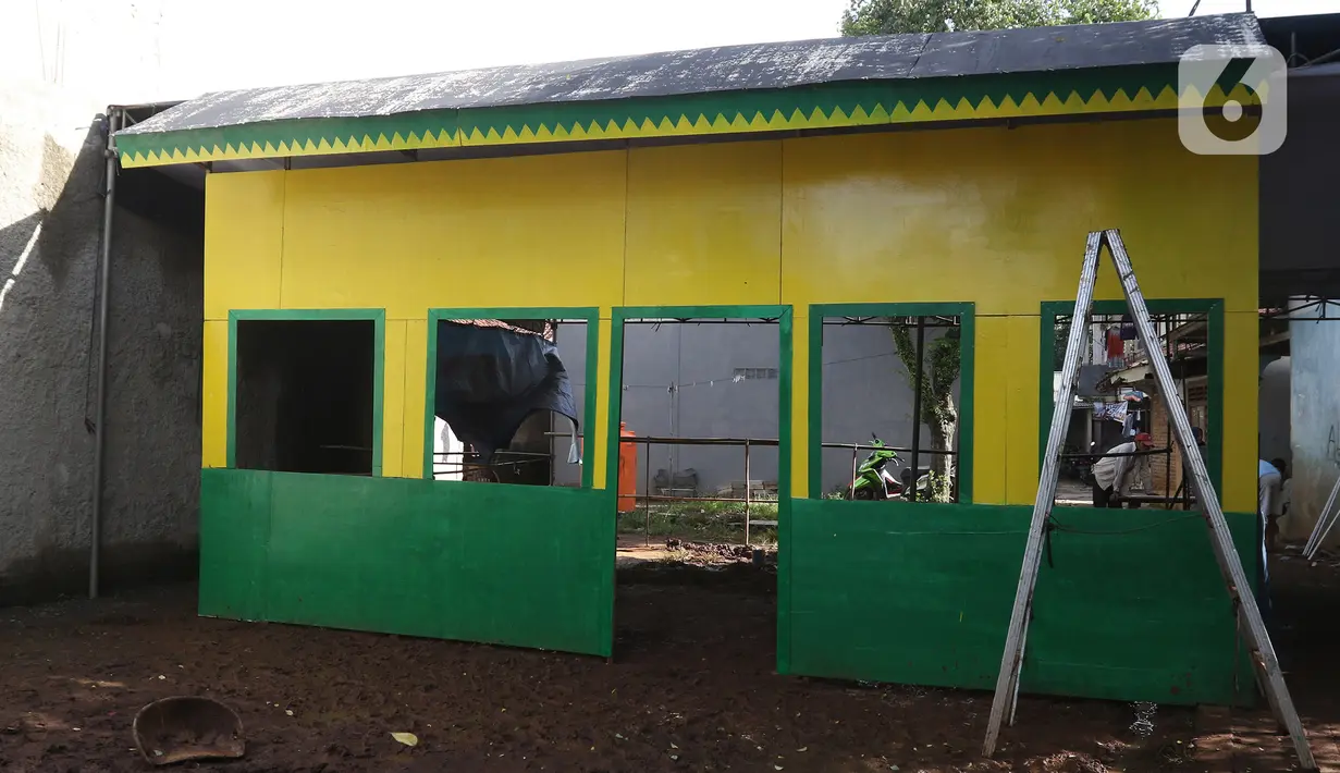 Suasana Tempat Pemungutan Suara (TPS) 32 bernuansa adat Betawi di lingkungan RT 04 RW 06 Kelurahan Cipayung, Depok, Selasa (8/12/2020). Jelang pelaksanaa Pilkada serentak 2020, sejumlah TPS bernuansa rumah adat dari berbagai daerah di Indonesia. (Liputan6.com/Herman Zakharia)