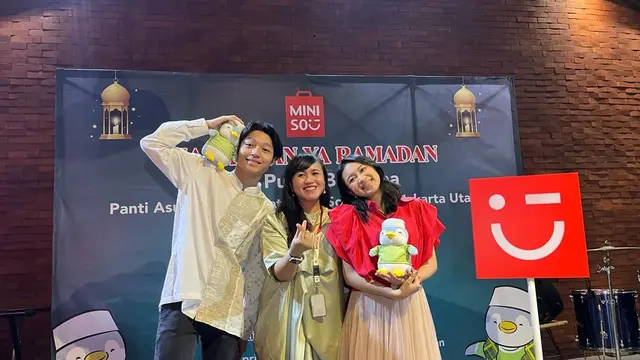 Kiesha Alvaro dan Zara Leola berbagi kebahagiaan bersama 250 anak yatim piatu piatu Bina Sosial Koja Jakarta Utara, Jumat (14/4/2023)