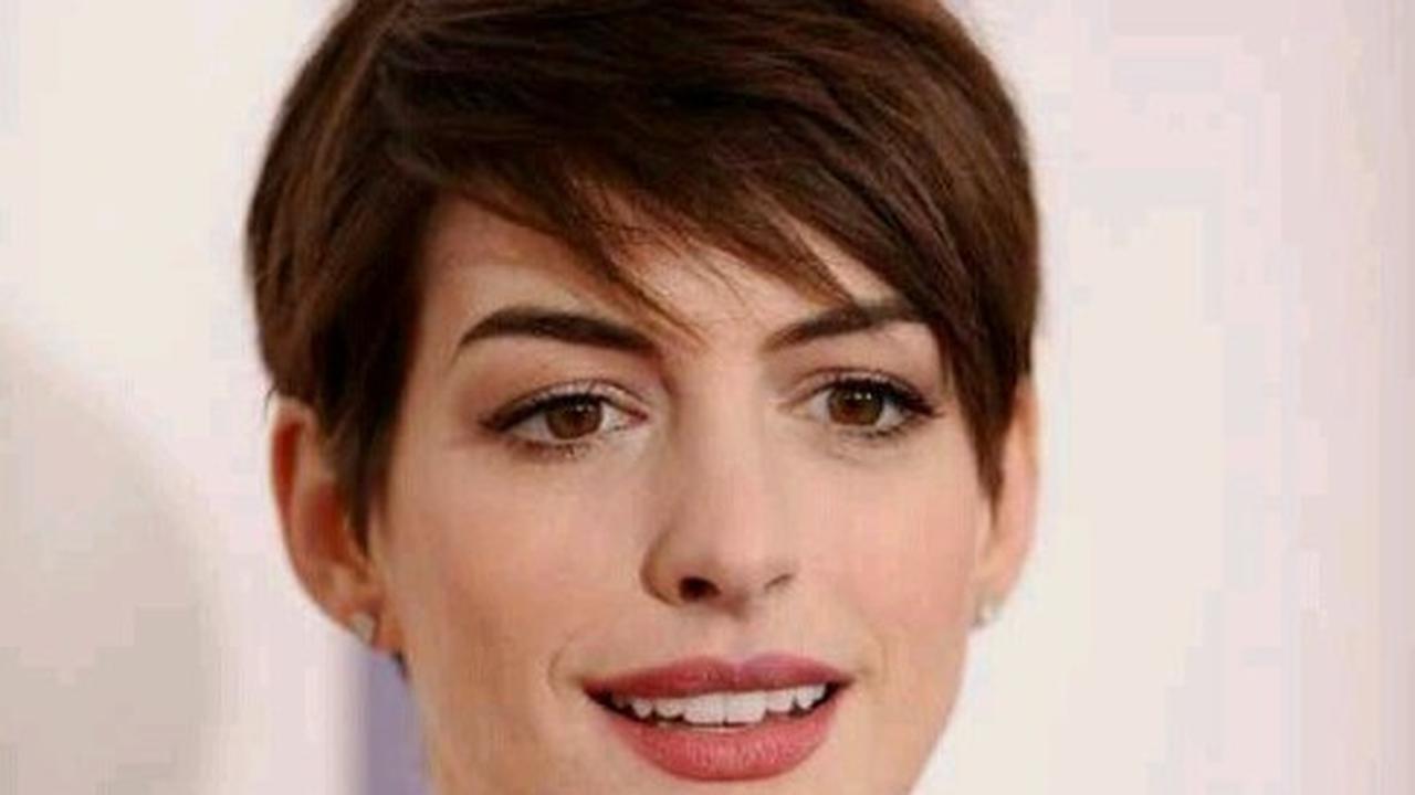 Potret Anne Hathaway dengan Rambut Asymmetrical Pixie-nya (©Pinterest)