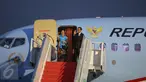 Presiden Jokowi (kiri) didampingi Ibu Negara Iriana Widodo melambaikan tangan di Bandara Udara Halim Perdana Kusuma, Jakarta, (20/11/). Kepergian Presiden ke Malaysia untuk menghadiri Konferensi Tingkat Tinggi (KTT) ke-27. (Liputan6.com/Faizal Fanani)