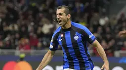 Dua gol Inter Milan dicetak pada babak pertama oleh Edin Dzeko (8') dan Mkhitaryan (11'). (AP Photo/Manu Fernandez)