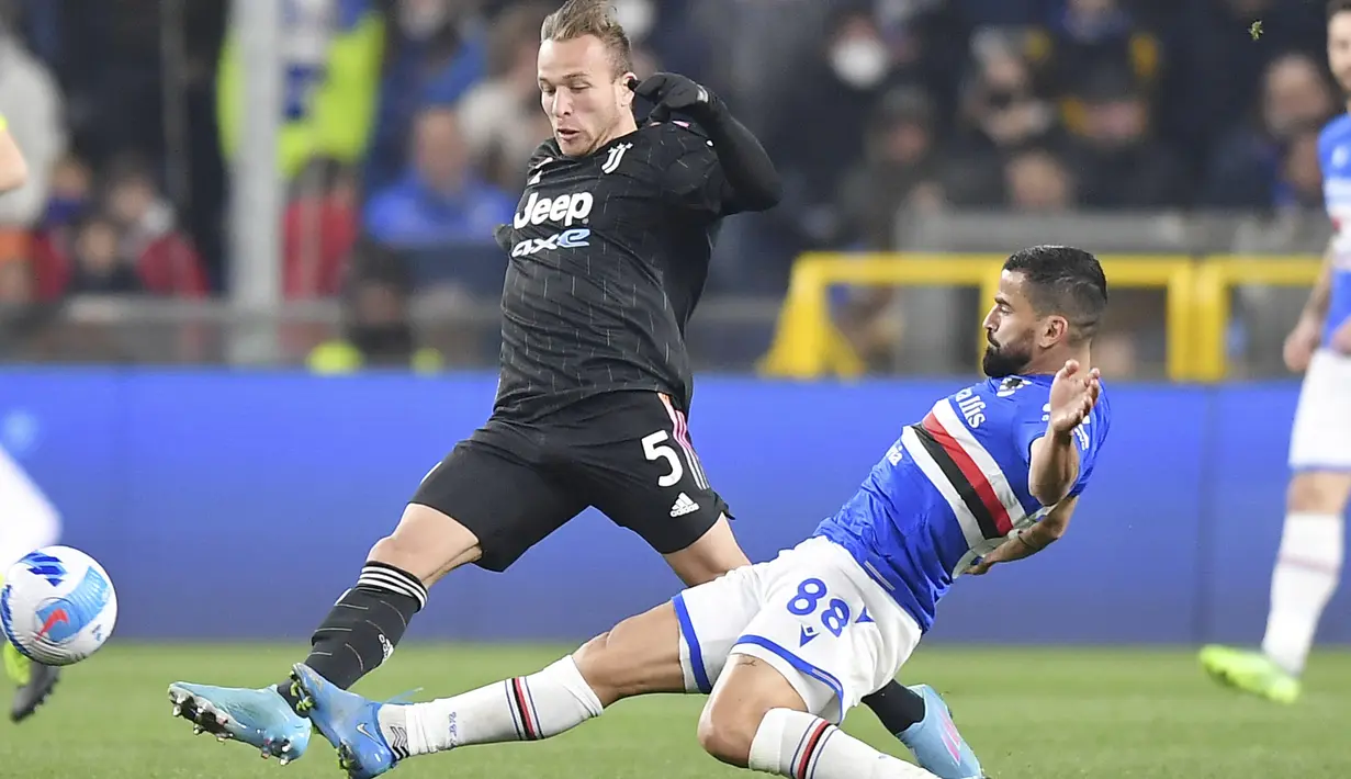 Gelandang Sampdoria Tomas Rincon berebut bola dengan gelandang Juventus Arthur Melo pada pekan ke-29 Liga Italia di Stadion Luigi Ferraris, Minggu (13/3/2022) dini hari WIB. Dua gol Alvaro Morata membantu Juventus menekuk Sampdoria dengan skor 3-1. (Tano Pecoraro, LaPresse via AP)