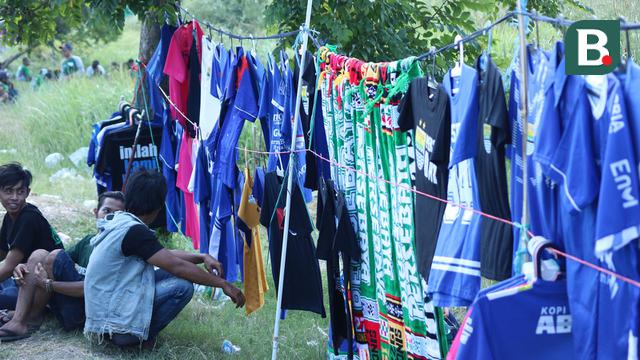 Pedagang di sekitar Stadion Gelora Bung Tomo, Surabaya