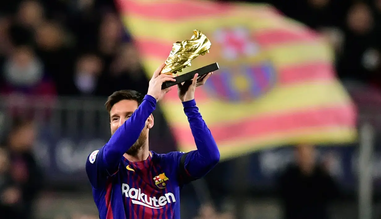 Lionel Messi menunjukkan Sepatu Emas Eropa sebelum melawan Deportivo La Coruna dalam pertandingan liga Spanyol di stadion Camp Nou di Barcelona (17/12). Messi meraih Sepatu Emas usai menjadi pencetak gol terbanyak di Eropa. (AFP Photo/Javier Soriano)