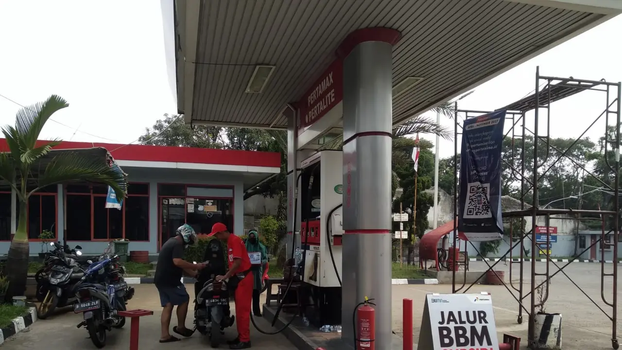 Kondisi SPBU Pertamina di salah satu daerah Bogor, tepatnya jalan Tlajung Udik, masih terbilang normal, tidak terjadi antrean dan tidak tampak kepanikan pembelian. (Ine Vania Putri/Liputan6.com)