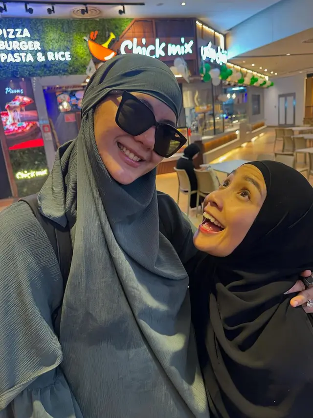 6 Potret Paula Verhoeven Umrah Tanpa Baim Wong, Sempat Bertemu Nagita Slavina