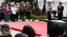 Presiden Jokowi memberi sambutan pada pembukaan pameran seni rupa koleksi Istana Kepresidenan RI di Galeri Nasional, Jakarta, Senin (1/8). Jokowi terlihat didampingi oleh Presiden ke-5 RI Megawati Soekarnoputri. (Liputan6.com/Faizal Fanani)