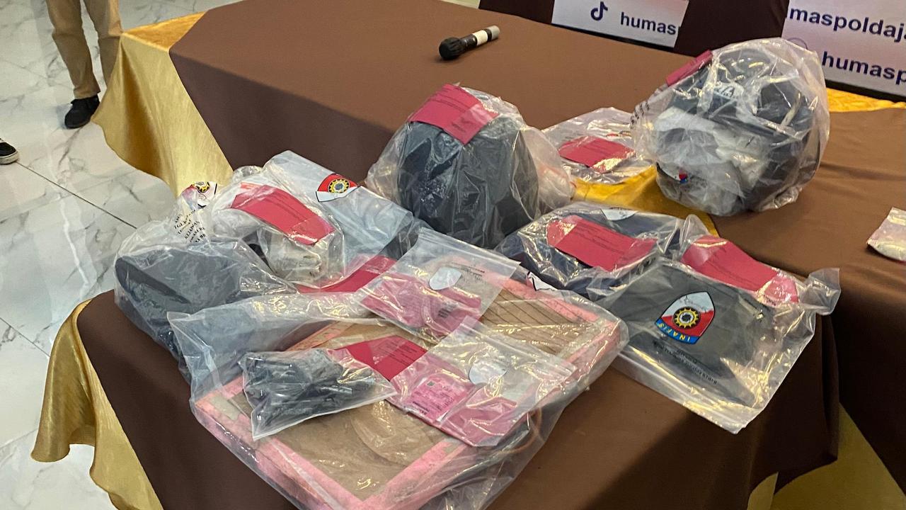 Deretan Barang Bukti Kasus Taufik Hidayat yang Sekap-Aniaya Kekasih: Golok, Kantong Infus Hingga Cutter