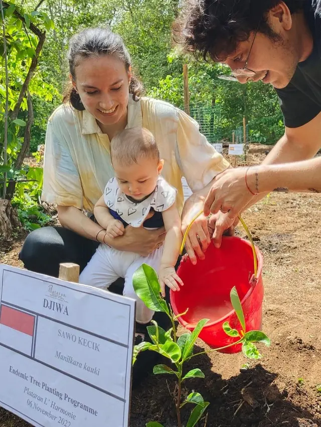 Nadine Chandrawinata menanam pohon (Instagram/nadinelist)