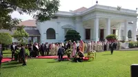 Jokowi Angkat Pohon yang akan Ditanam Raja Salman