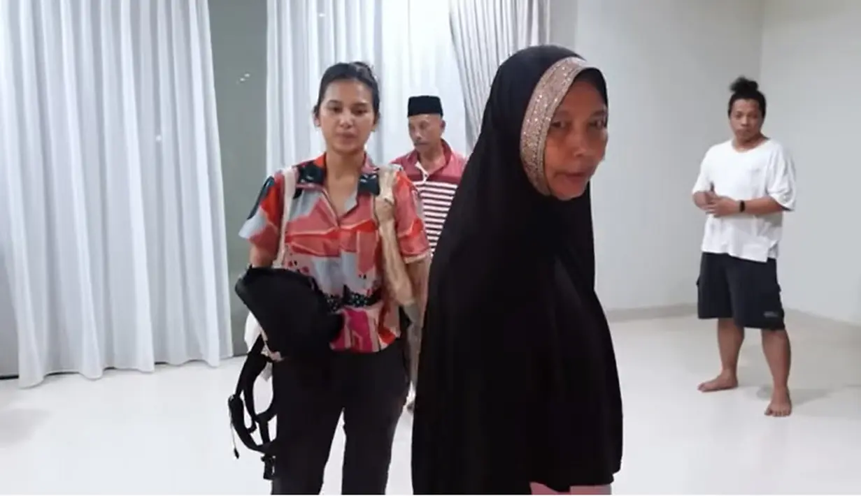 Rumah masih kosong belum diisi parabot. Ayah Arie menyebut rumahnya seperti kamar hotel. Ruangan tampak luas dan bagus dengan dominasi warna putih. [Youtube/Indah Permatasari]