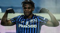Striker Atalanta, Duvan Zapata melakukan selebrasi usai mencetak gol pertama timnya ke gawang Napoli dalam laga leg kedua semifinal Coppa Italia 2020/21 di The Azzurri d'Italia Stadium, Rabu (10/2/2021). Atalanta menang 3-1 atas Napoli. (AFP/Miguel Medina)