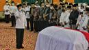Kepala KSP Moeldoko saat memberikan pesan di hadapan Jenazah Ketua Dewan Pers dan Guru Besar UIN Jakarta Prof Azyumardi Azra di UIN Jakarta, Selasa (20/9/2022). Usai disalatkan jenazah Azyumardi akan dimakamkan di Taman Makam Pahlawan (TMP) Kalibata, Jakarta pukul 09.00 WIB. (Liputan6.com/Angga Yuniar)
