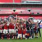 Pemain Arsenal merayakan kemenangan 2-1 atas Chelsea pada final Piala FA 2019/2020 di Stadion Wembley, Sabtu (1/8/2020). (AFP/Catherine Ivill)
