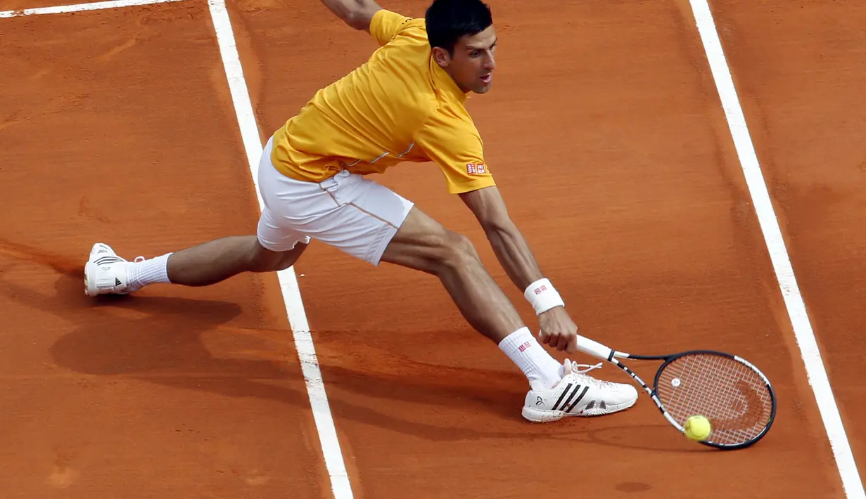 Aksi Novak Djokovic mengembalikan pukulan keras Rafael Nadal (REUTERS/Jean-Paul Pelissier)