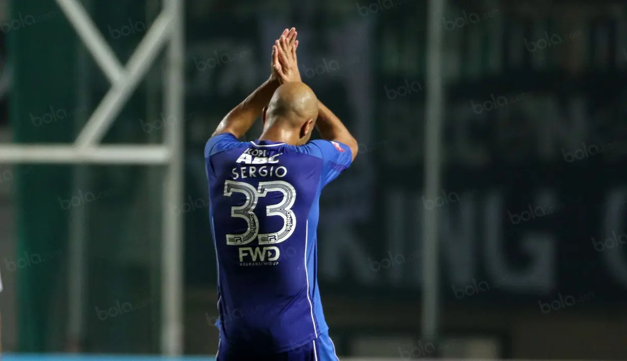 Pemain Persib Bandung, Sergio Van Dijk merayakan golnya ke gawang PS TNI pada laga Torabika SC 2016 di Stadion Pakansari, Bogor, Minggu (21/8/2016). (Bola.com/Nicklas Hanoatubun)