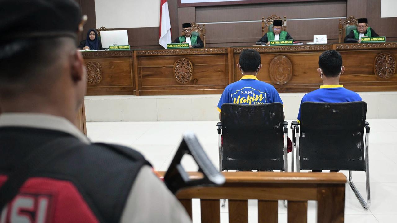 FOTO: Terbukti Lakukan Hubungan Sesama Jenis, Dua Pria di Banda Aceh Divonis 80 Kali Cambuk