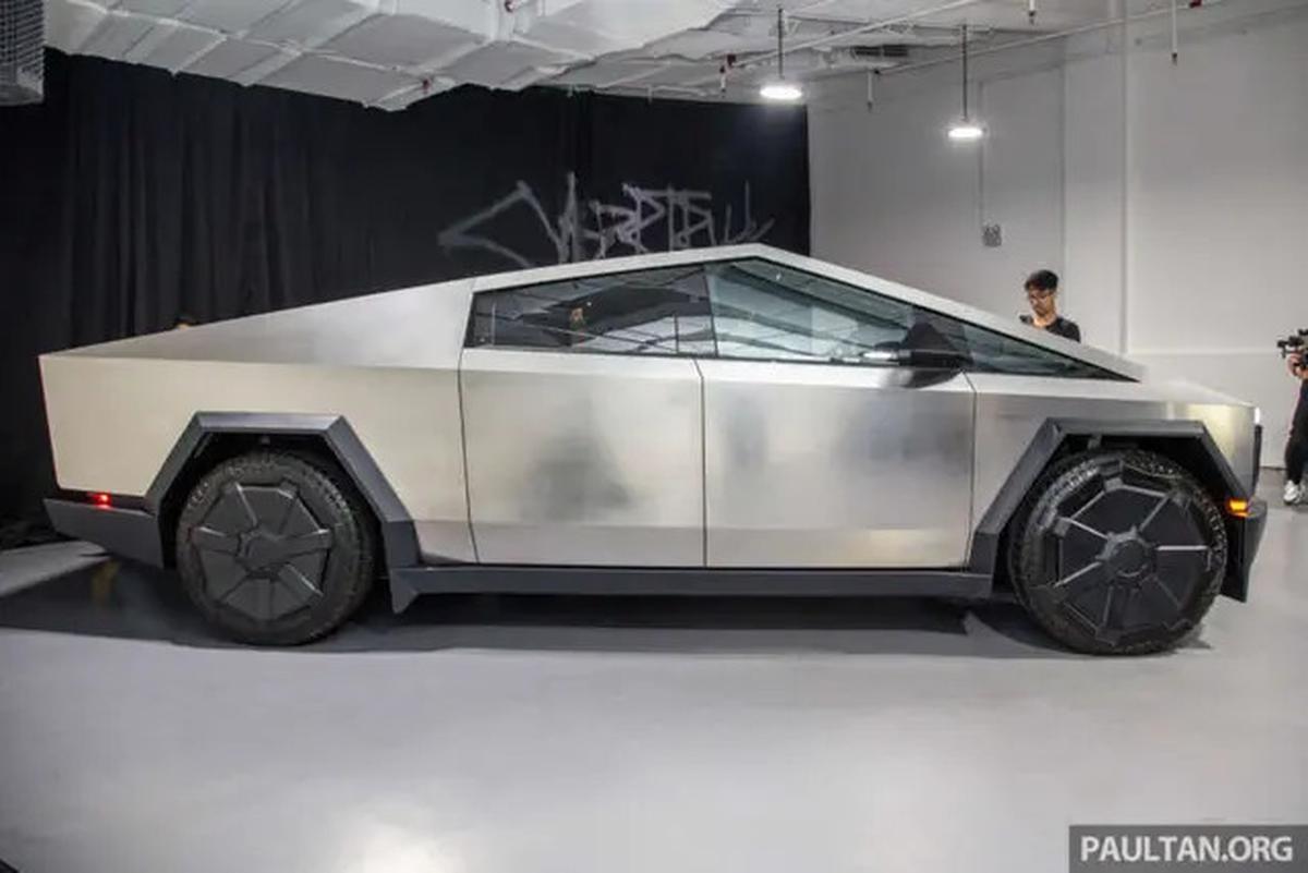 Stok Tesla Cybertruck Menumpuk, Penjualan Turun Drastis Padahal Diskon Besar