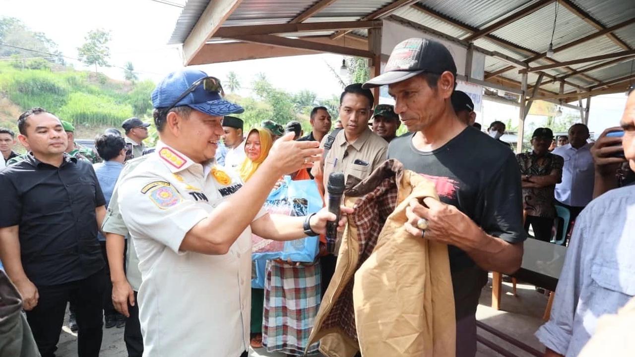 Kasatgas Tito Karnavian saat meninjau dan menyerahkan bantuan kepada masyarakat Kabupaten Bireuen