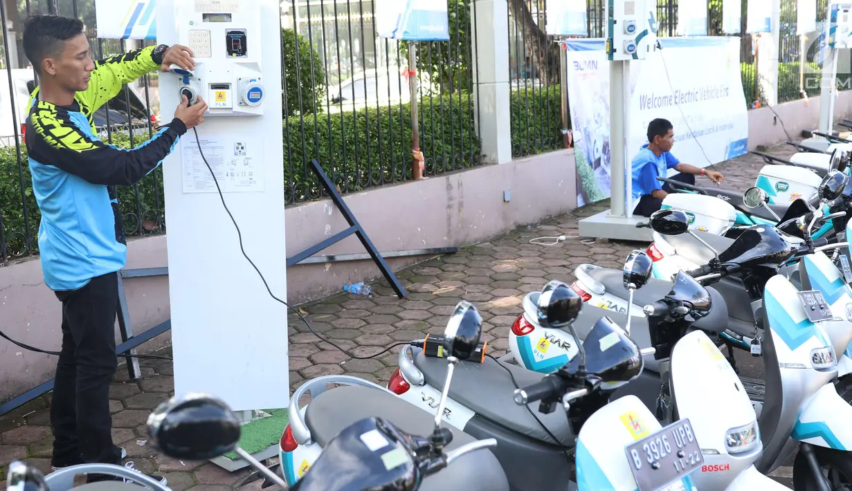 Petugas mengisi daya motor listrik yang dipamerkan di Kawasan JCC di Jakarta, Minggu (3/12). Inovasi-inovasi ini diharapkan dapat meningkatkan kinerja PLN dalam memberikan pelayanan kepada masyarakat. (Liputan6.com/Angga Yuniar)