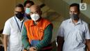 Wali Kota Bekasi nonaktif Rahmat Effendi (tengah) usai menjalani pemeriksaan lanjutan di Gedung KPK, Jakarta, Kamis (17/2/2022). Rahmat Effendi diperiksa sebagai tersangka dugaan penerimaan suap pengadaan barang, jasa serta lelang jabatan di Pemkot Bekasi. (Liputan6.com/Helmi Fithriansyah)