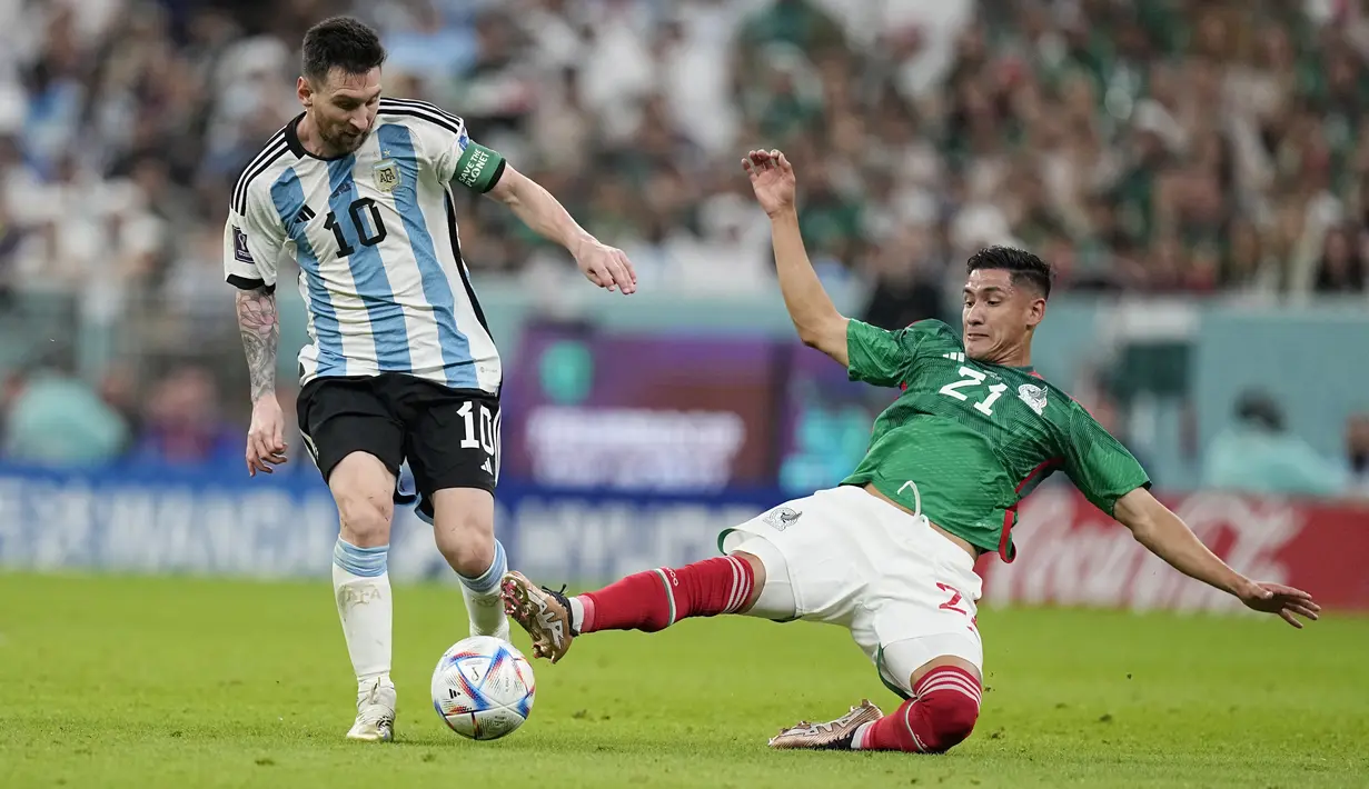 <p>Penyerang Argentina, Lionel Messi berusaha melewati pemain Meksiko, Uriel Antuna selama pertandingan grup C Piala Dunia 2022 Qatar di Stadion Lusail di Lusail, Qatar, Minggu 27 November 2022. Dengan kemenangan atas Meksiko ini, Lionel Messi cs masih berpeluang besar untuk bisa lolos ke babak 16 besar Piala Dunia 2022. (AP Photo/Ariel Schalit )</p>