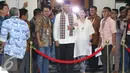 Agus Harimurti Yudhoyono menggandeng istrinya saat tiba di KPUD Jakarta, Jumat (23/9). Kedatangan Agus untuk mendaftarkan diri sebagai Cagub DKI Jakarta 2017. (Liputan6.com/Immanuel Antonius)