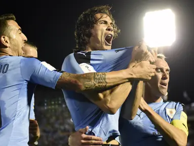 Penyerang Uruguay, Edinson Cavani (tengah) menjadi pemuncak klasemen akhir top scorer pada kualifikasi Piala Dunia 2018 zona CONMEBOL dengan torehan 10 gol.  (AP/Matilde Campodonico)