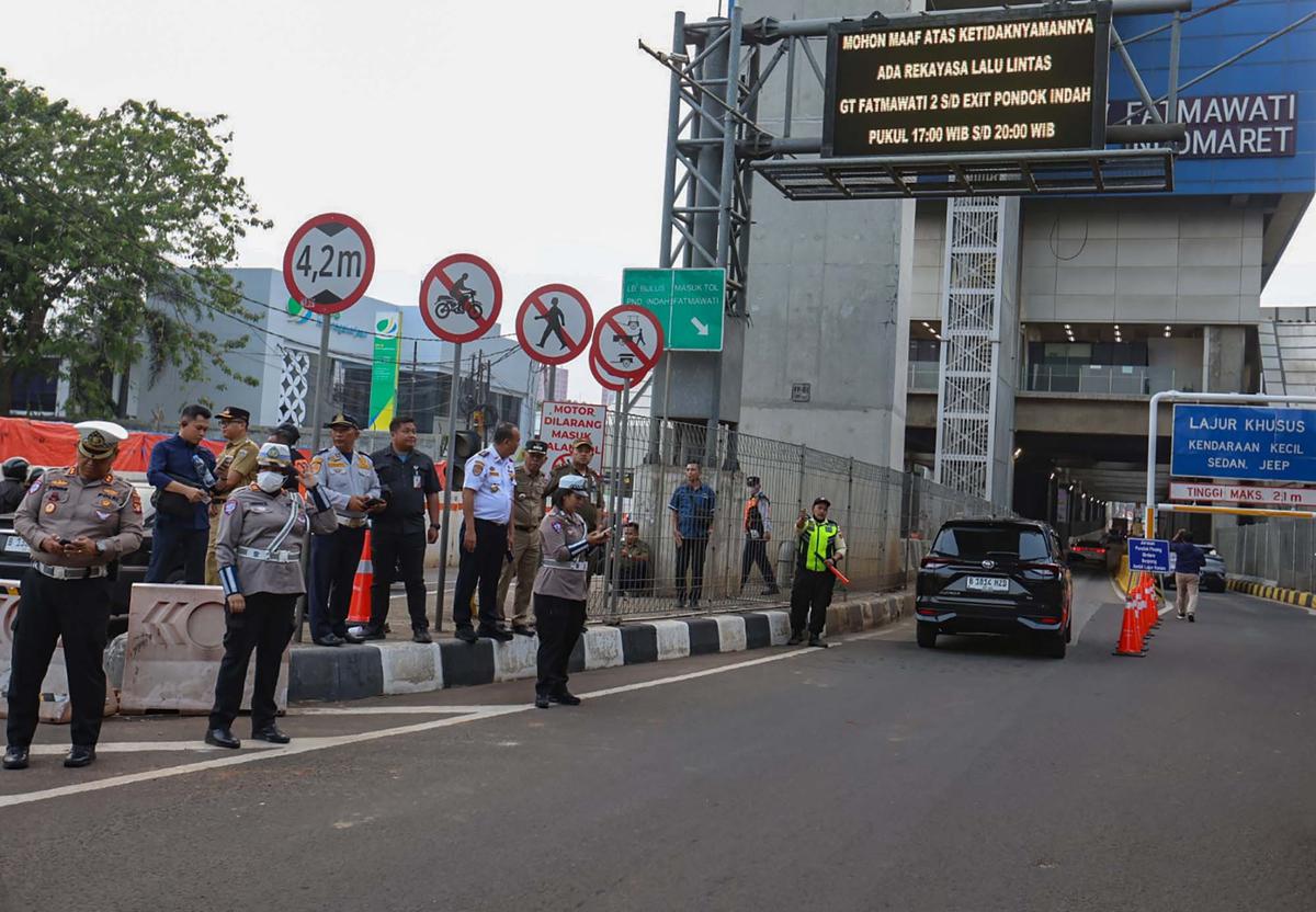 FOTO: Uji Coba Rekayasa Lalin di TB Simatupang, Jalur Gratis Tol Fatmawati Dibuka