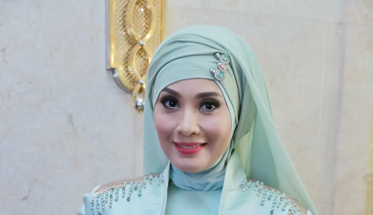 Banyak pasangan selebriti memiliki tradisi masing-masing saat menjalani puasa Ramadan. Begitu juga dengan Artis senior Elma Theana. Ada kewajiban bagi anggota keluarganya saat Ramadan. (Adrian Putra/Bintang.com)
