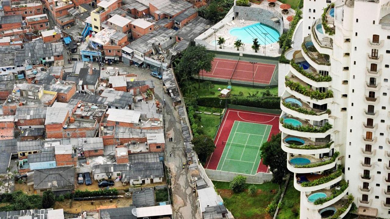 <b>Kesenjangan politik dan sosial<br></b><br>